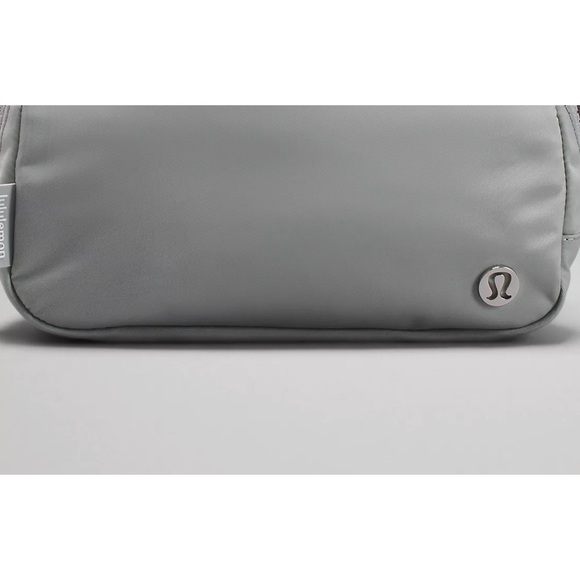 Lululemon everywhere belt bag. Silver drop. - Picture 1 of 5